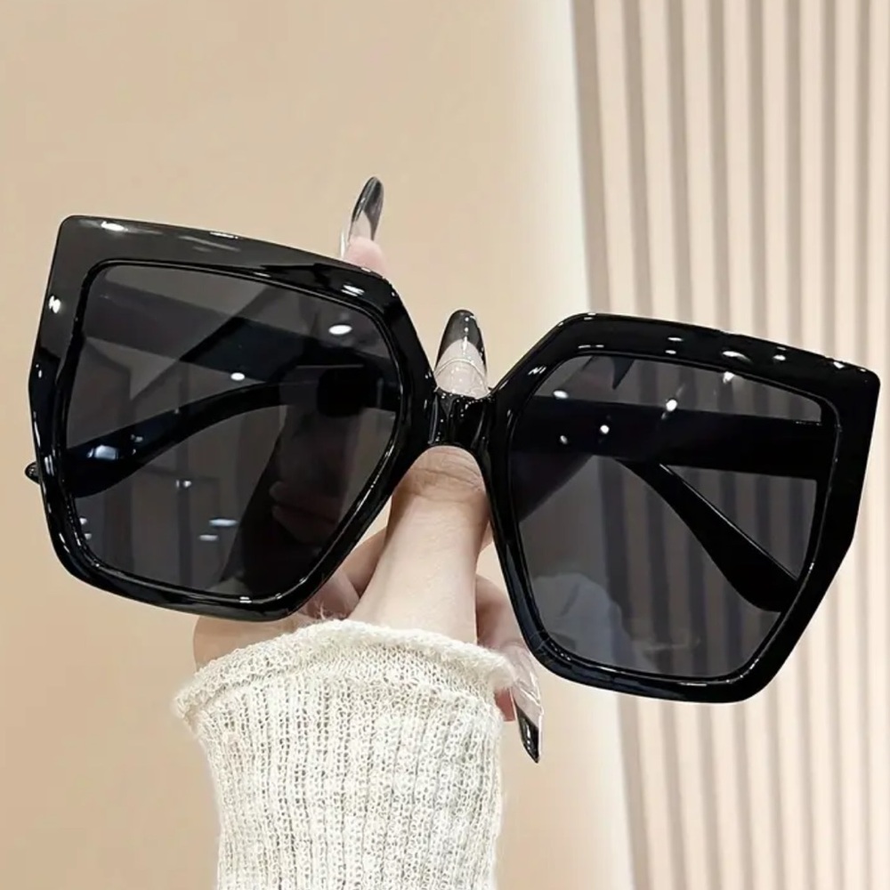 ❌SOLD OUT❌🔥🔥🆕BLACK OVERSIZED SUNGLASSES - Picture 2 of 5